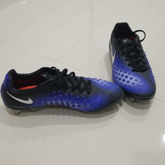 Women Soccer Cleats - Picture 1 of 4